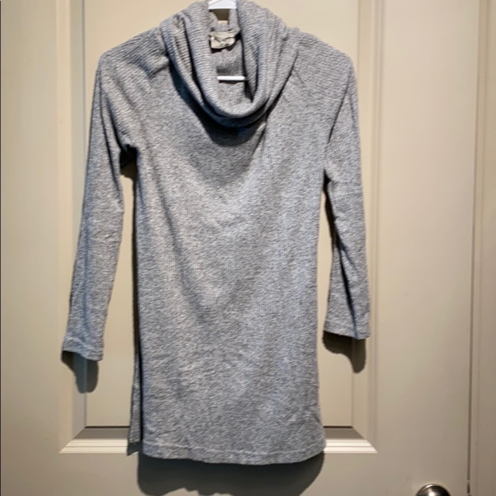 Gray knit fitted Cowell neck
